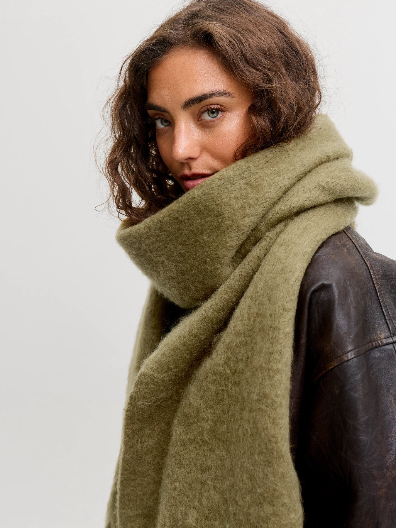 Leslie scarf