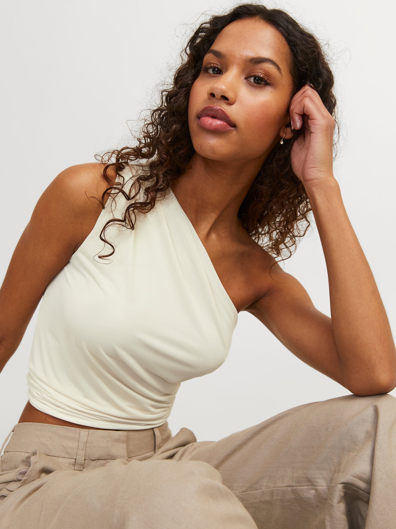Scarlett oneshoulder top cream