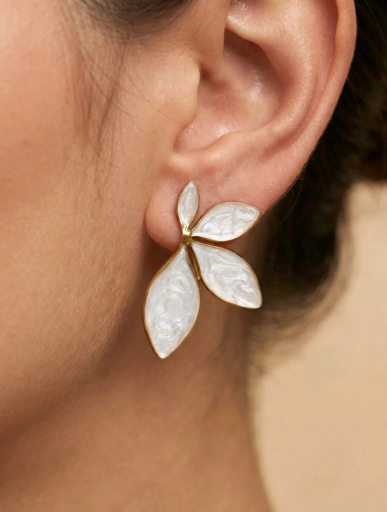 Lily earrings white