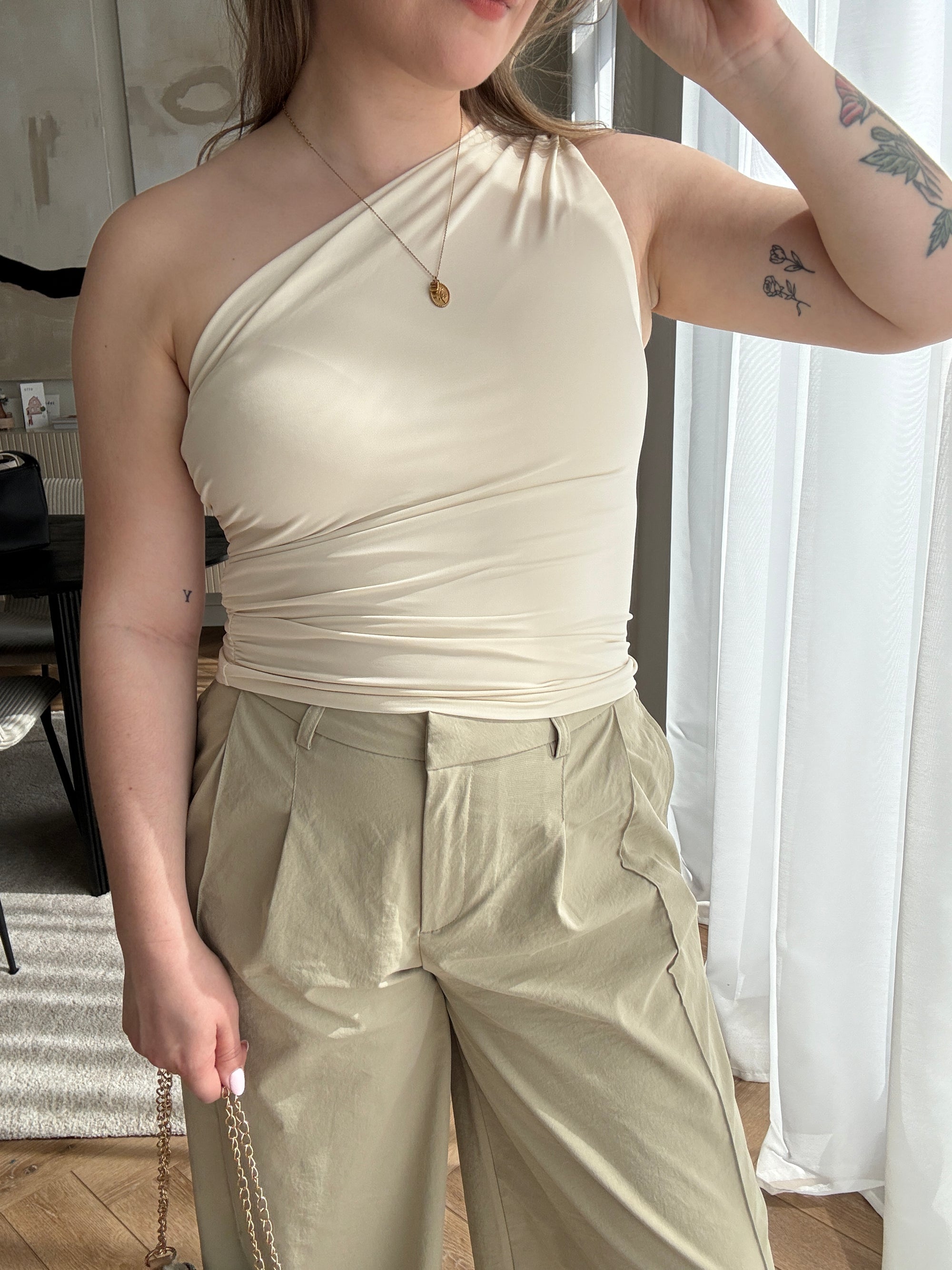 Scarlett oneshoulder top cream