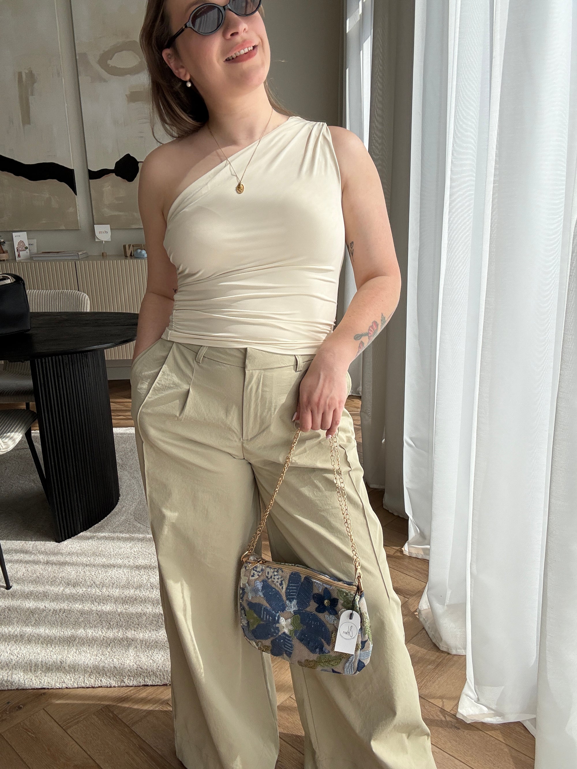 Scarlett oneshoulder top cream