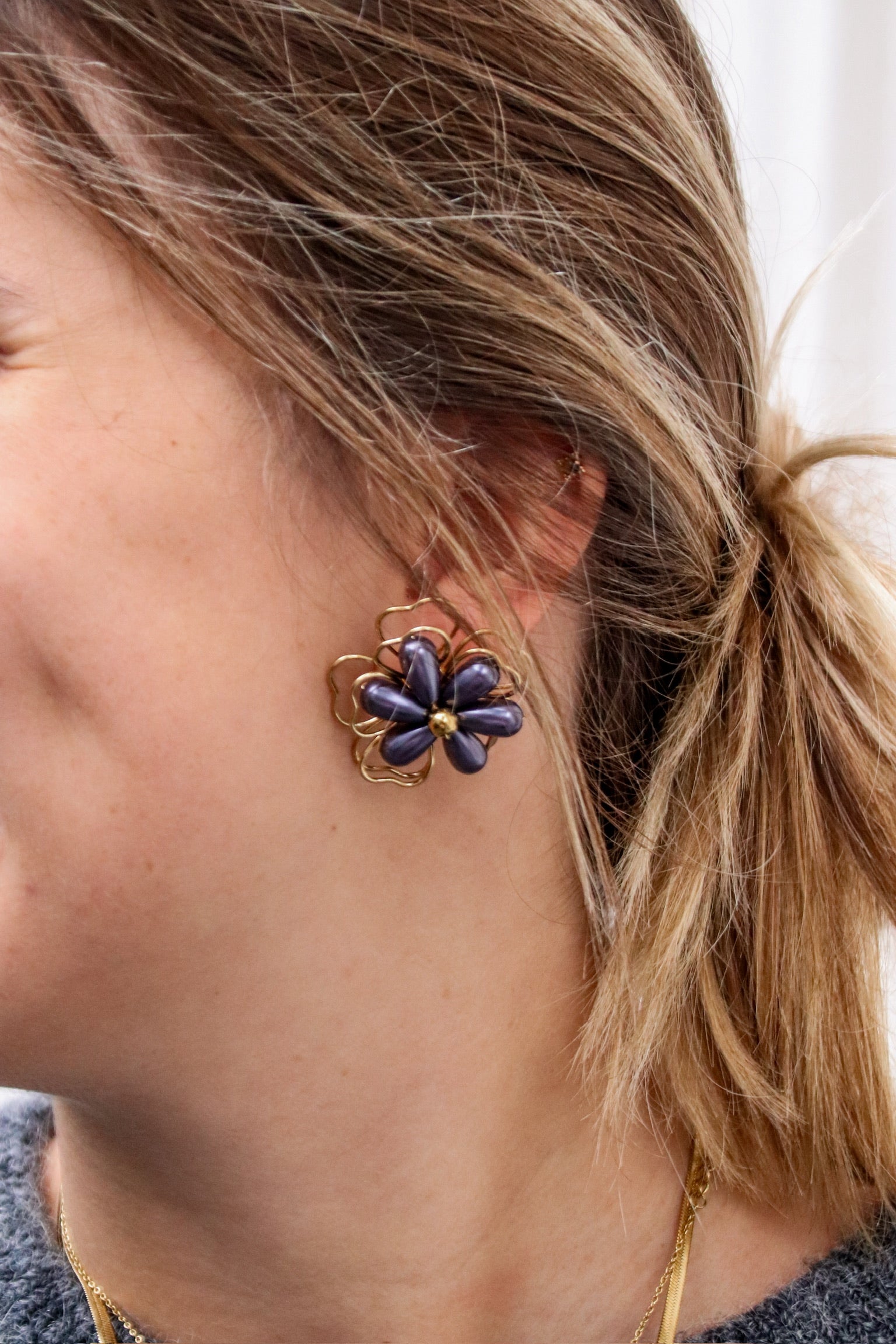 Gorgeous flower earring blue