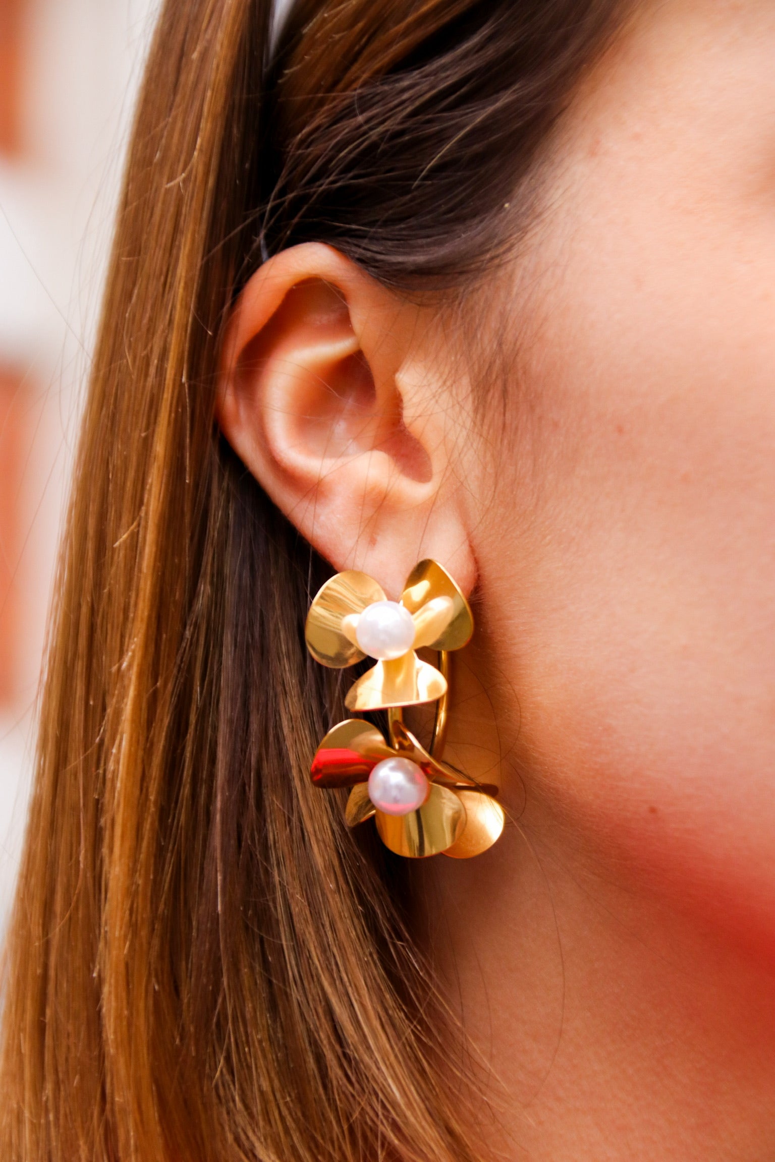 Poppy pearl earrings gold